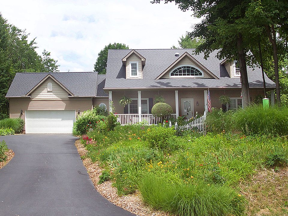 FANTASTIC CURB APPEAL!