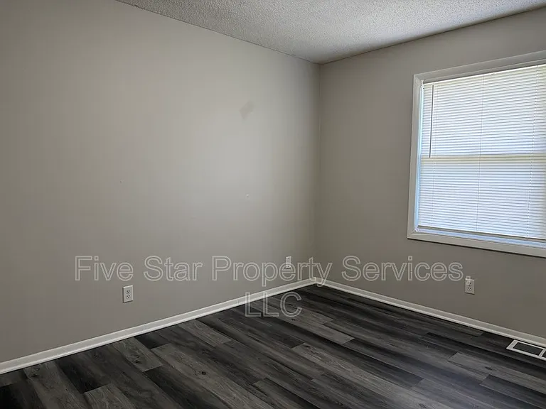 Lake Shore Apartments — Photo 15