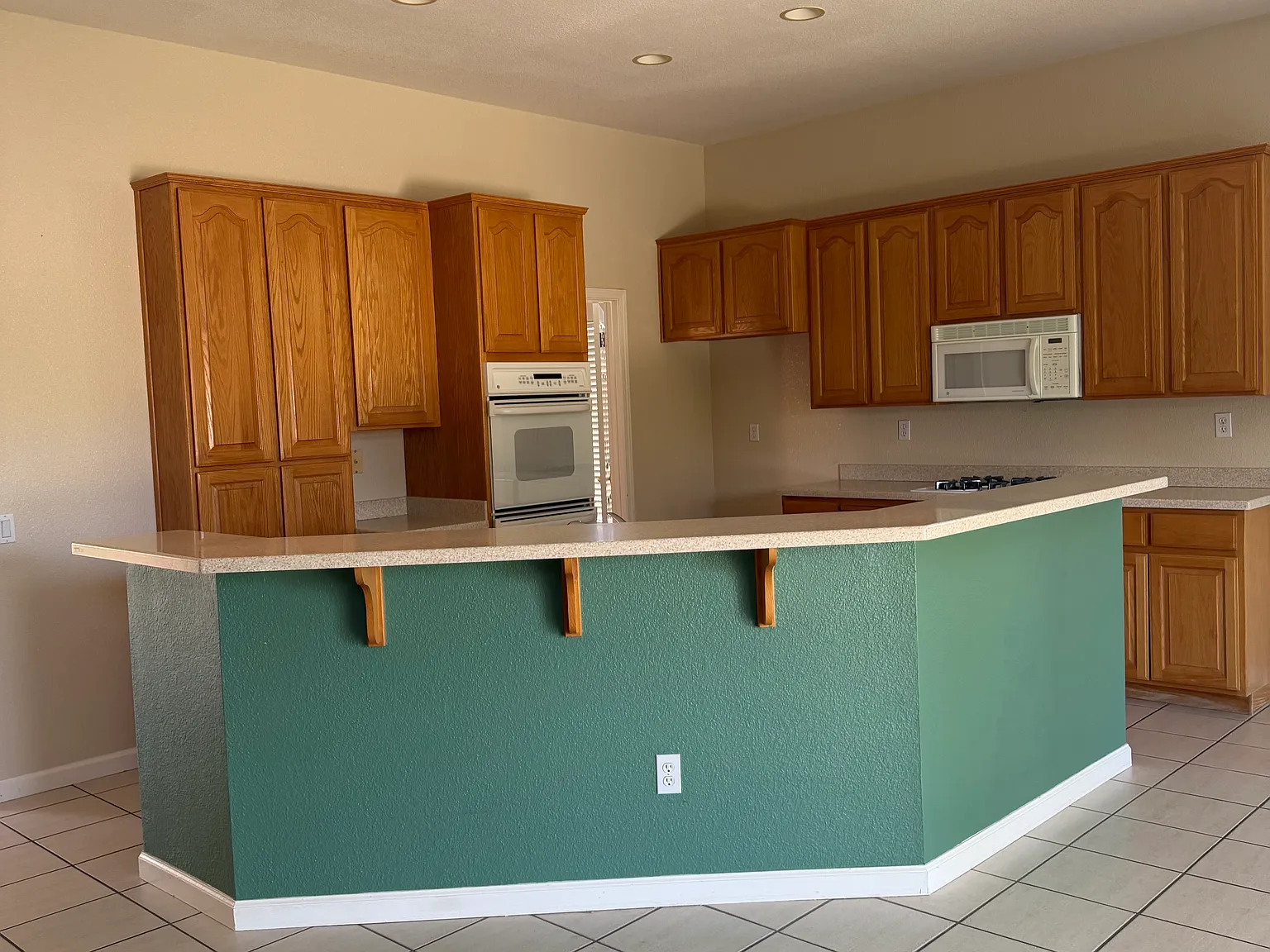 2 bed, 2.5 bath, 1940 sqft, $3,100 — Photo 4
