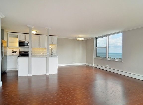 4th image of 336 W Wellington Ave APT 1605