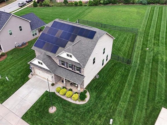 3rd image of 906 Maxine St