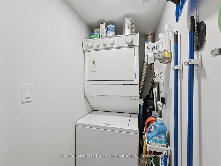 270 Wellington St W #412 — Photo 29