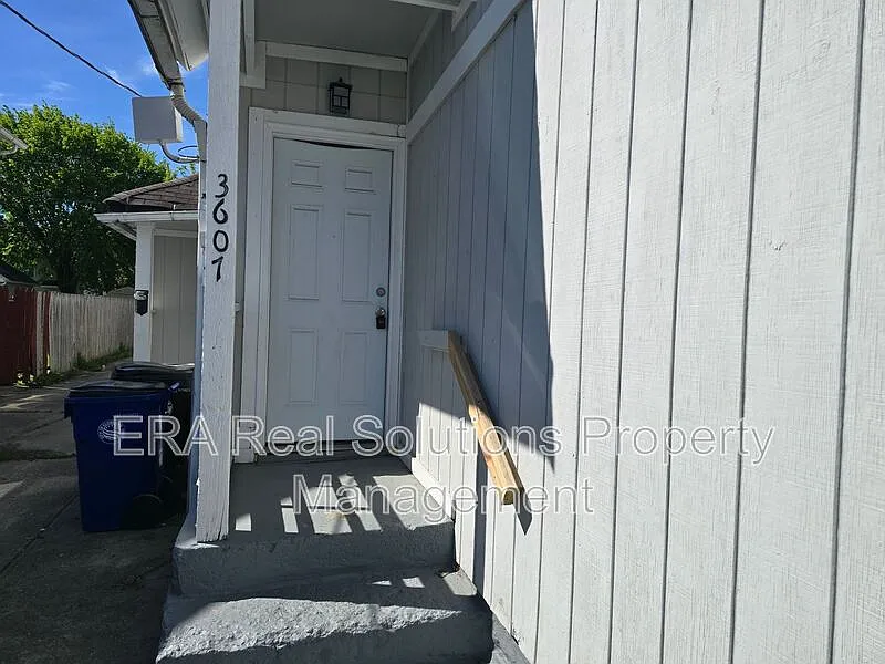 Building Photo - 3607 Sackett Ave #1