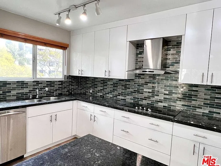 415 N Palm Dr #301 — Photo 10