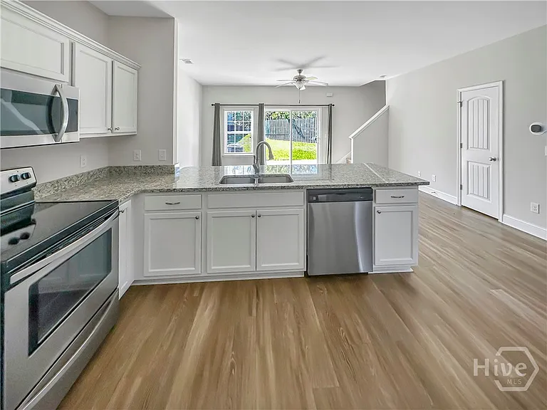 100 Regis Way — Photo 7