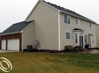 58697 Castle Ct, South Lyon, MI 48178