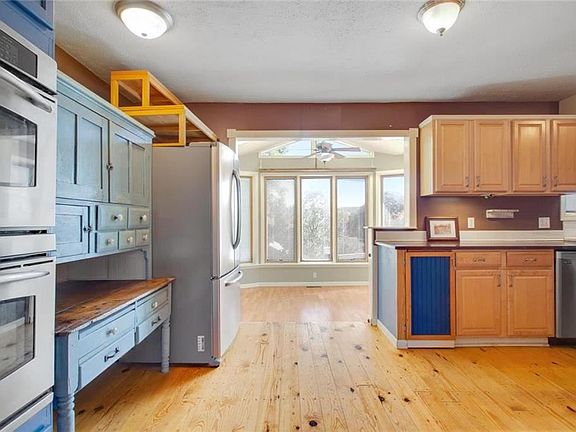 4th image of 612 Edward St