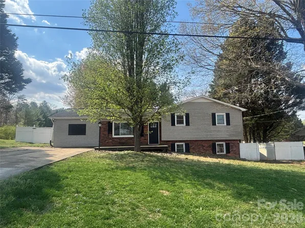 2618 32nd Ave NE, Hickory, NC 28601