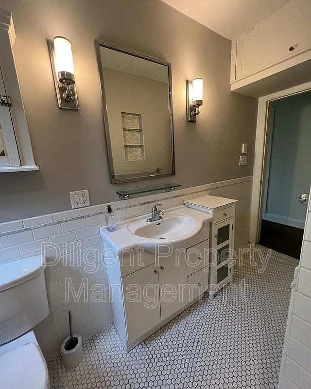 5 bed, 2.0 bath, $3,200 — Photo 4