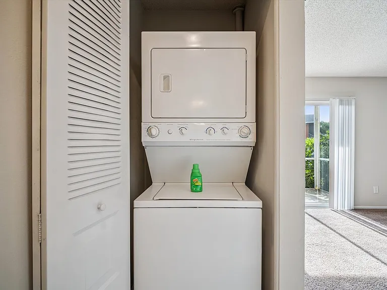 One Bedroom Large - 1 Bed / 1 Bath - 715 Sq.Ft.