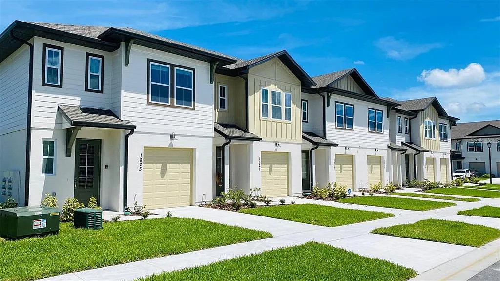 3 bed, 2.5 bath, 1578 sqft, $2,075 — Photo 2