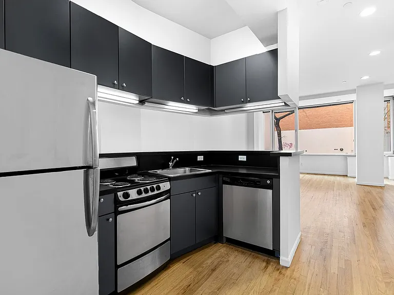 540 W 50th St #1B — Photo 3