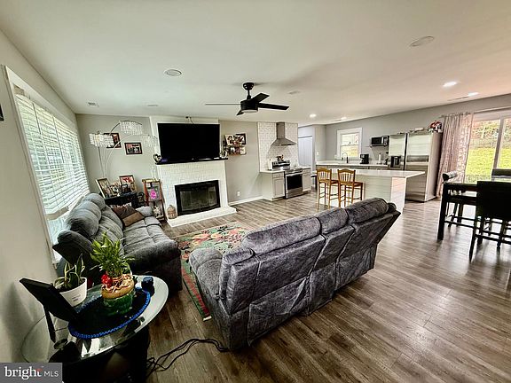 3rd image of 106 Clore Dr