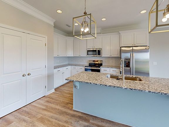 5th image of 217 Tremont Cir