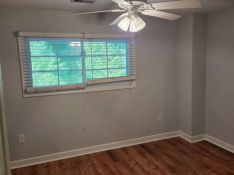 1215 Green Oaks Ln — Photo 7
