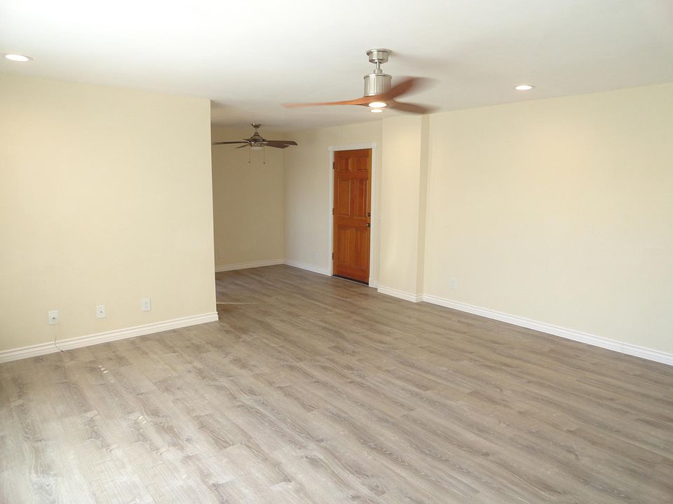 Newly upgraded unit with modern feel !