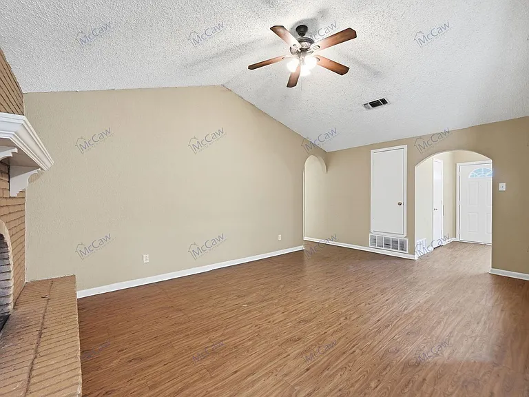 207 Evelyn St — Photo 3