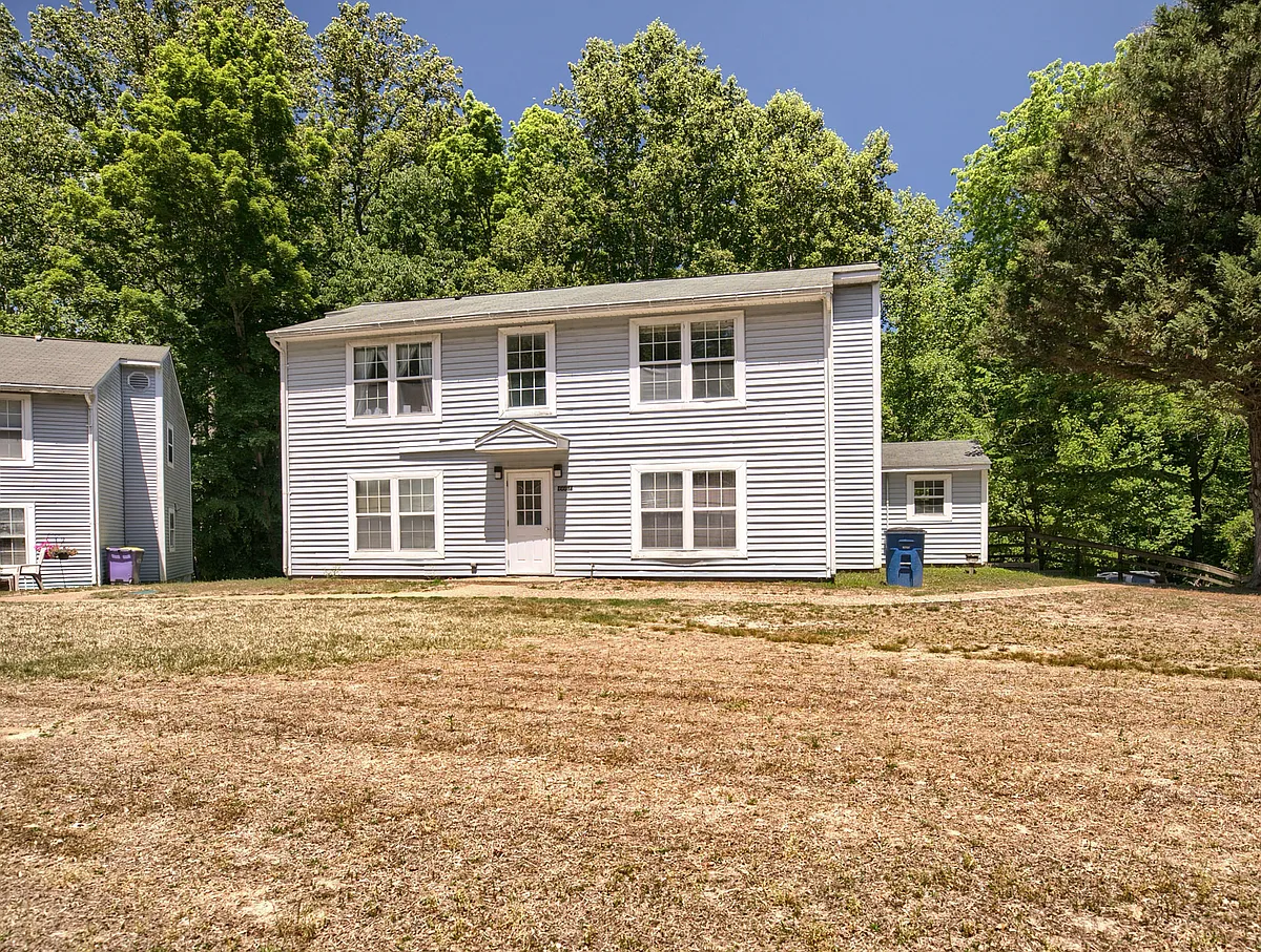 Photo 2 of 10 - 6667 Cedar Lake Dr #2 - Gloucester, VA Building Photo - 6667 Cedar Lake Dr #2
