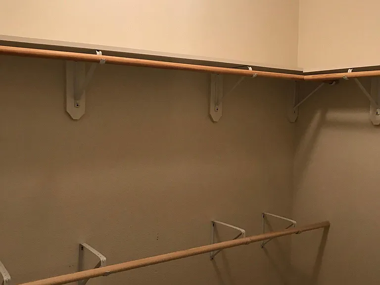 630 Winchester Dr — Photo 2