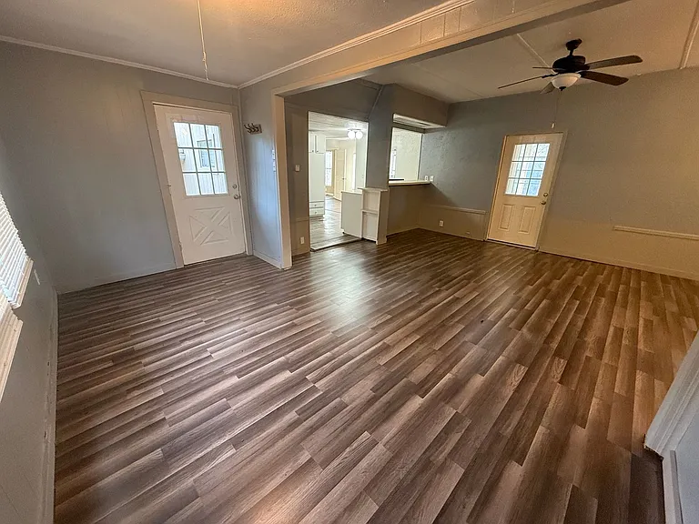 16584 Lakeway Cir — Photo 2