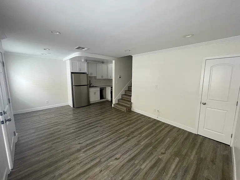 1037 Linden Ave #8 — Photo 6