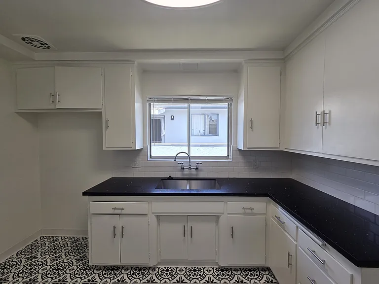 512 N Hayworth Ave #4 — Photo 3