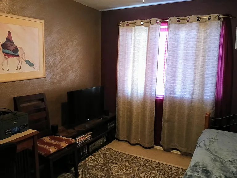 Bedroom Nr 3
Features:
One Trundle functional day bed/couch and/or king size bed
and
One Smart TV