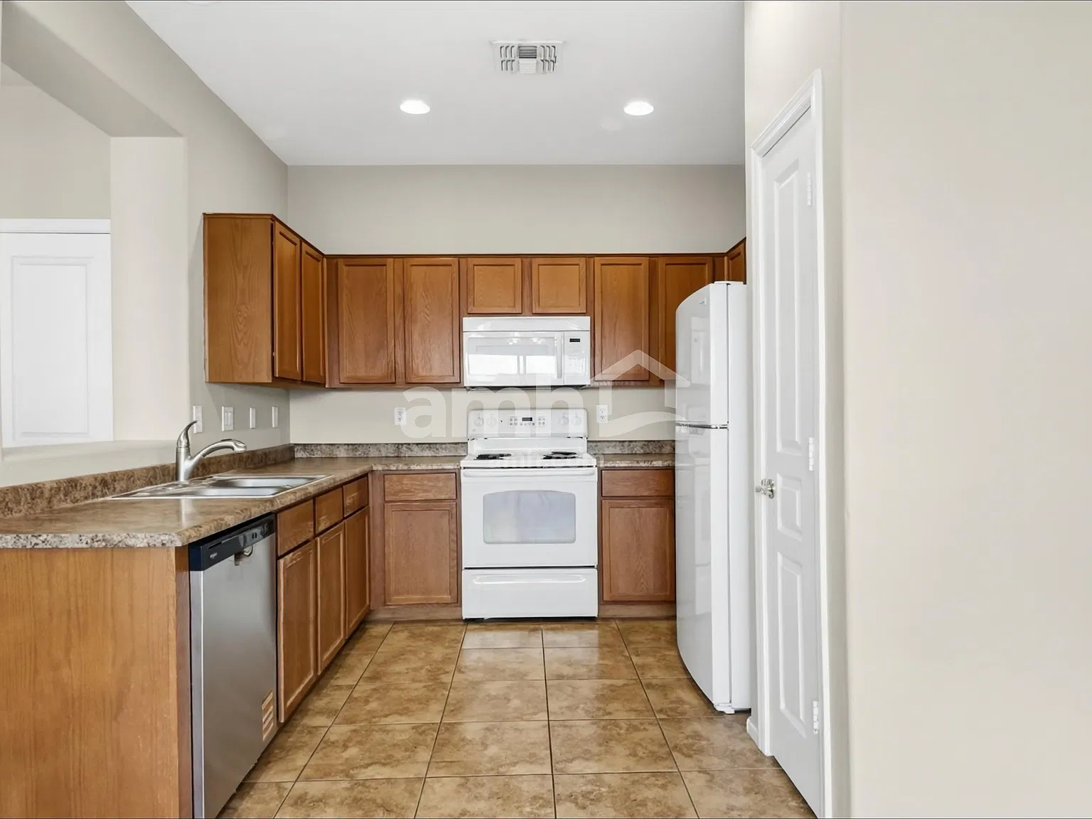 3 bed, 2.5 bath, 1550 sqft, $2,180 — Photo 3