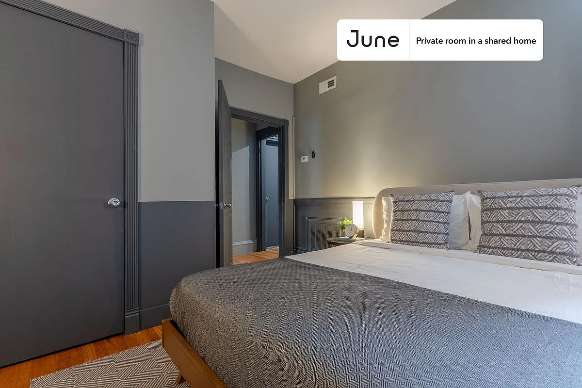 Queen bedroom in 4 bed/1 bath home in JFK/UMass #352 D — Photo 2
