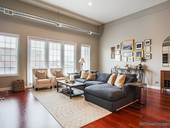 3rd image of 1123 W Belmont Ave #4