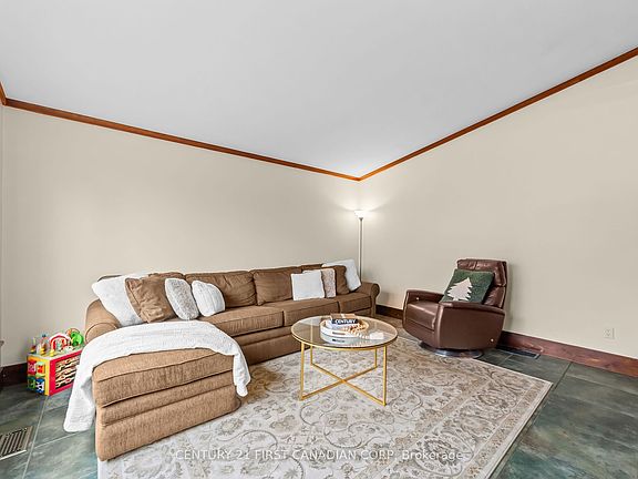 3rd image of 381 Hyde Park Rd