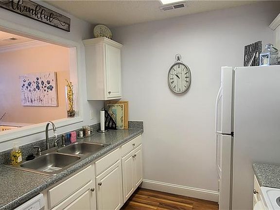 3rd image of 705 Lakeside Dr