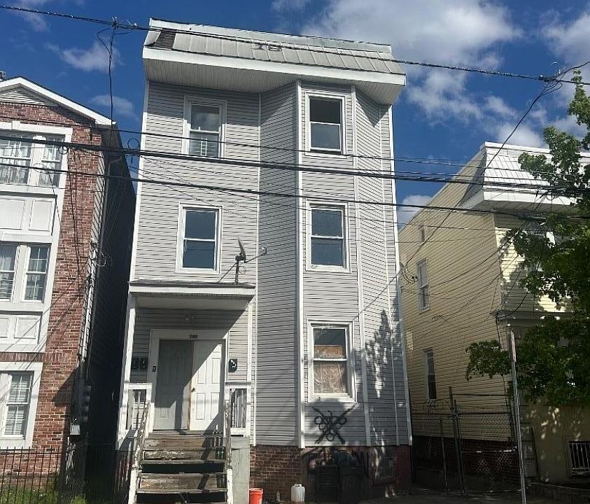 1st image of 748 S 11Th St