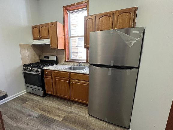 4th image of 202 Ackerman Ave #4