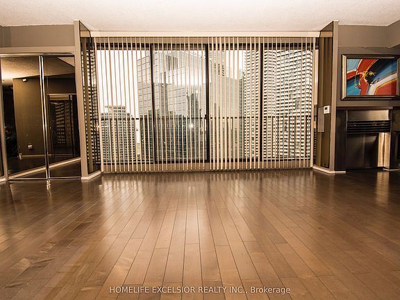 5th image of 33 Harbour Sq Unit 3227