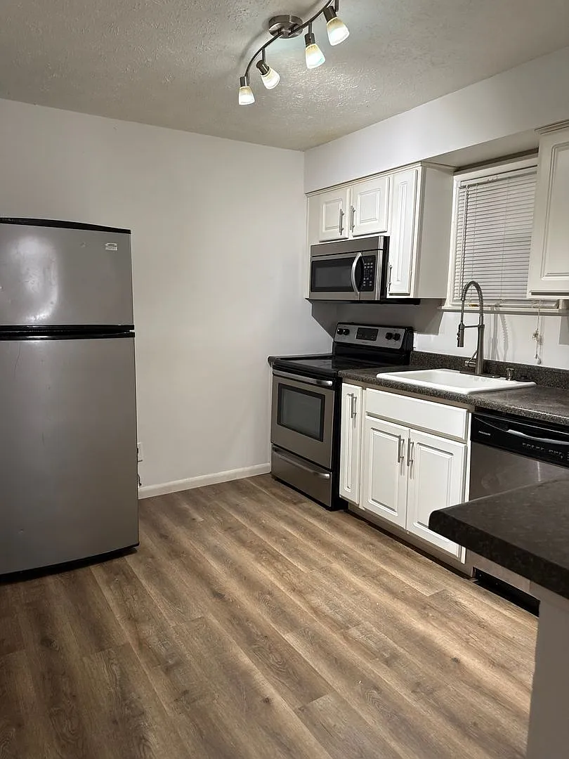 Walnut Court Apartments — Photo 1