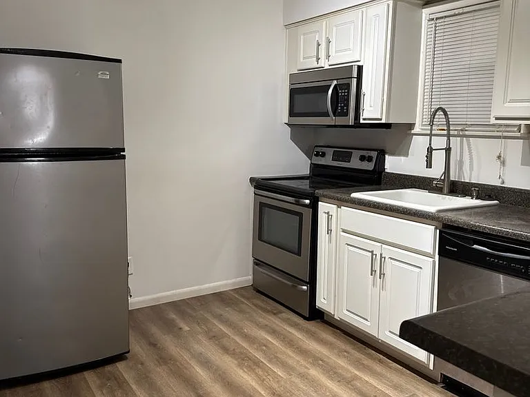 724 W Walnut St — Photo 1