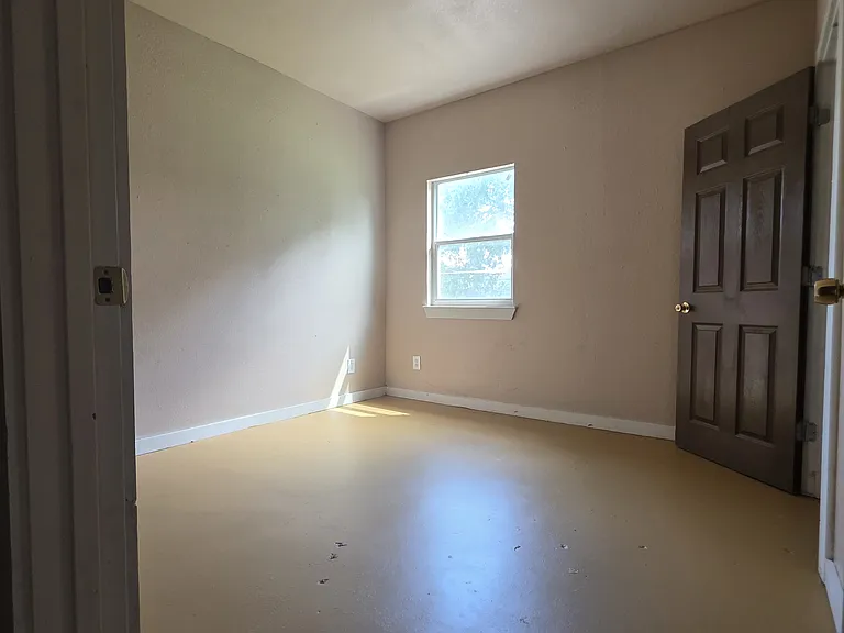 102 E Baylor #B — Photo 2