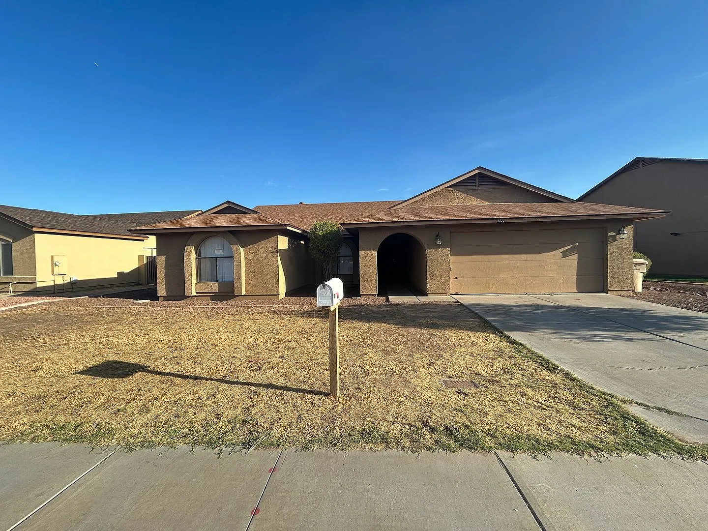 No Hoa, 4 Bed, 2 Bath, Home In Established Neighborhood — Photo 1