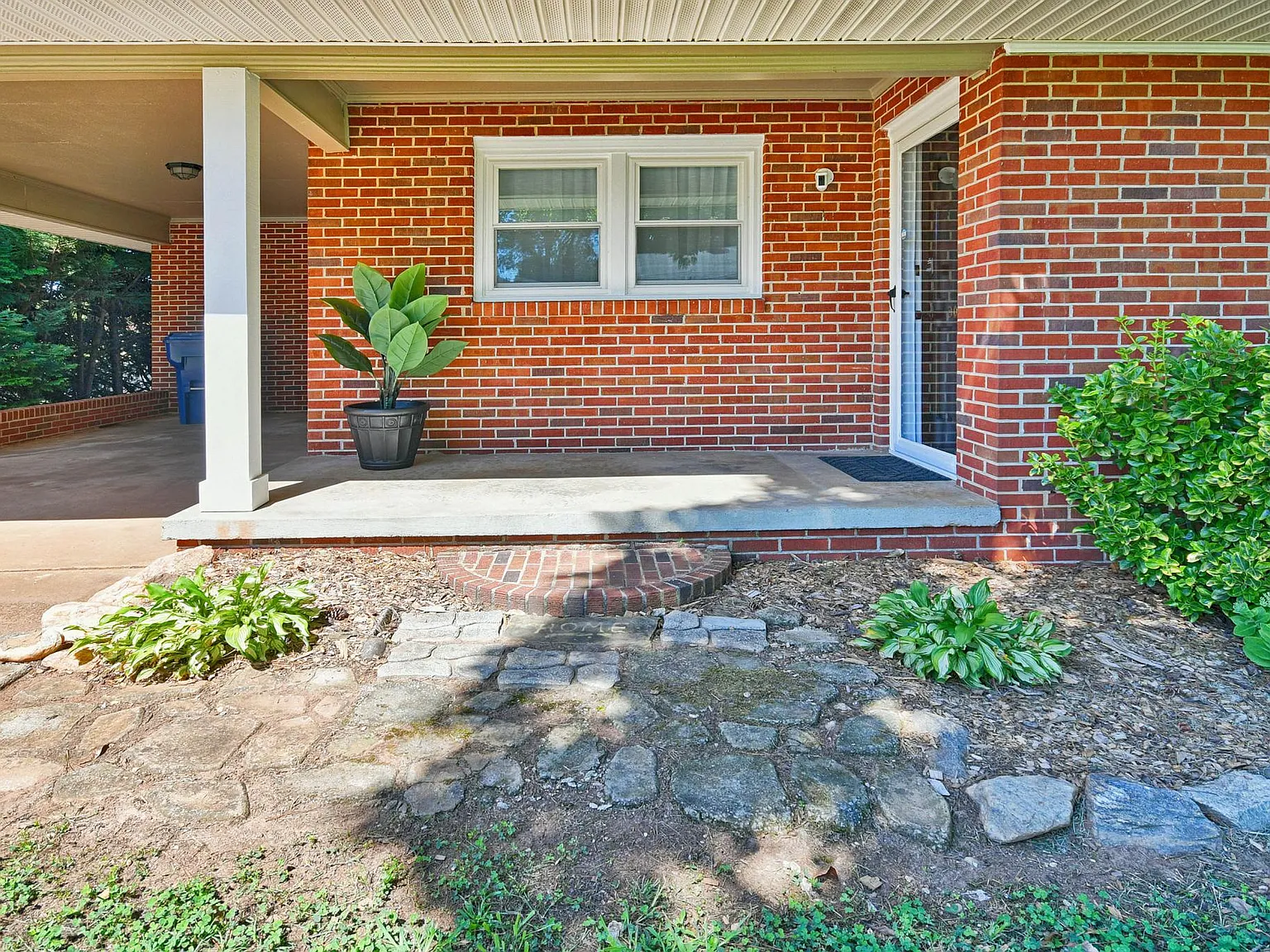 3 bed, 1243 sqft, $2,500 — Photo 2