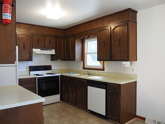 3rd image of 719 Scott Dr