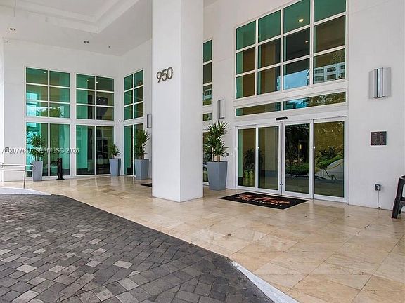 2nd image of 950 Brickell Bay Dr APT 902