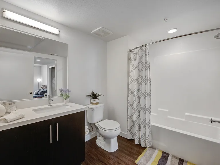 5550 Hollywood — Photo 26