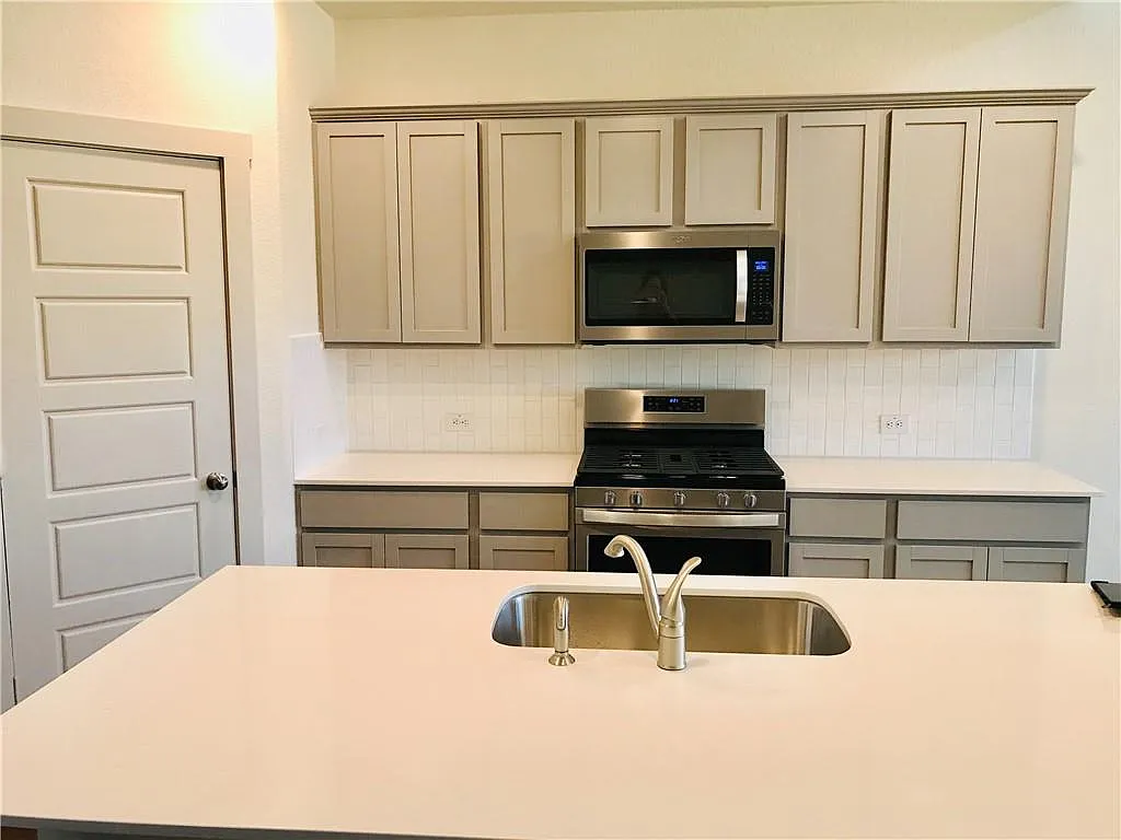 4 bed, 3.0 bath, 2564 sqft, $2,500 — Photo 2