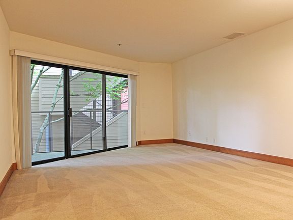 3rd image of 810 NW Naito Pkwy APT F22