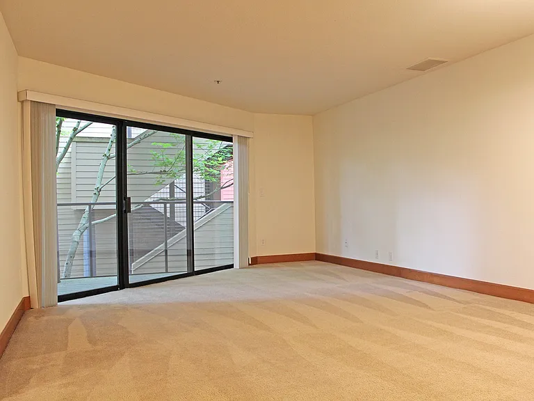 810 NW Naito Pkwy #F22 — Photo 3