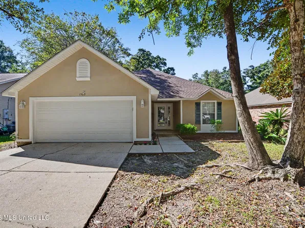 1509 Porpoise St, Ocean Springs, MS 39564