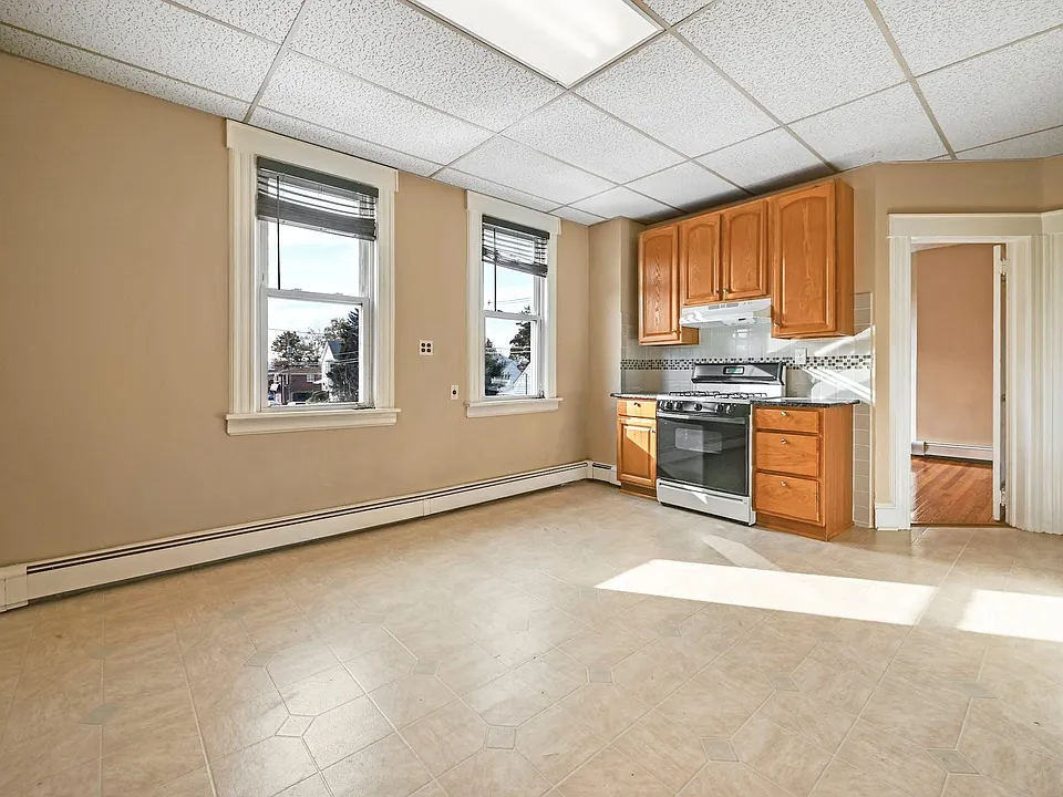 74 Plauderville Ave #2