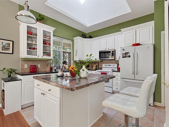 3rd image of 9438 SW 39TH AVENUE