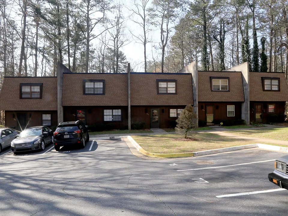 707 Cedar Pointe Ct SW